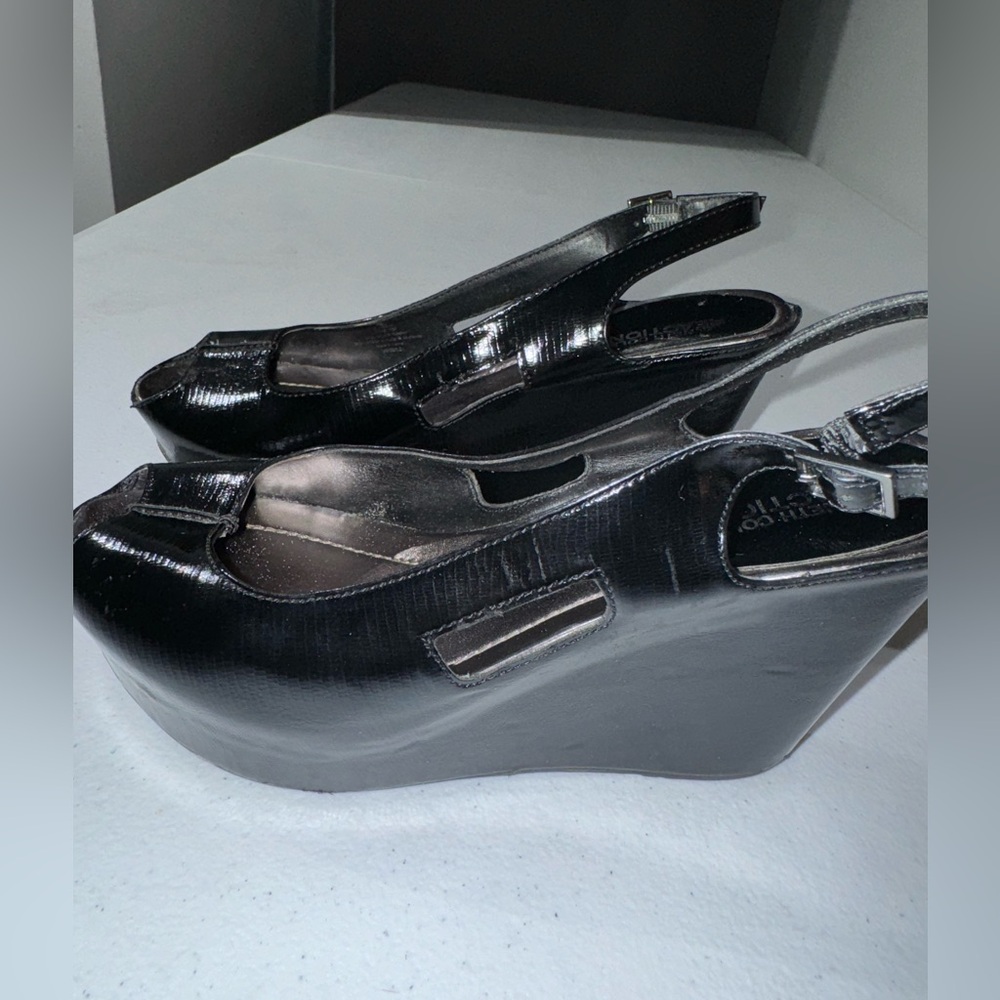 Reaction by Kenneth Cole Sz 7 Black patent wedge heels.